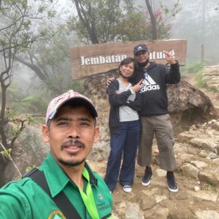 bandung driver enjoy the tour