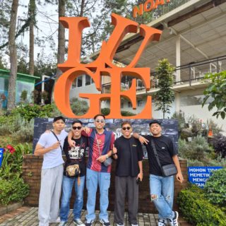 group wisata di lembang noahs park menggunakan private driver bandung