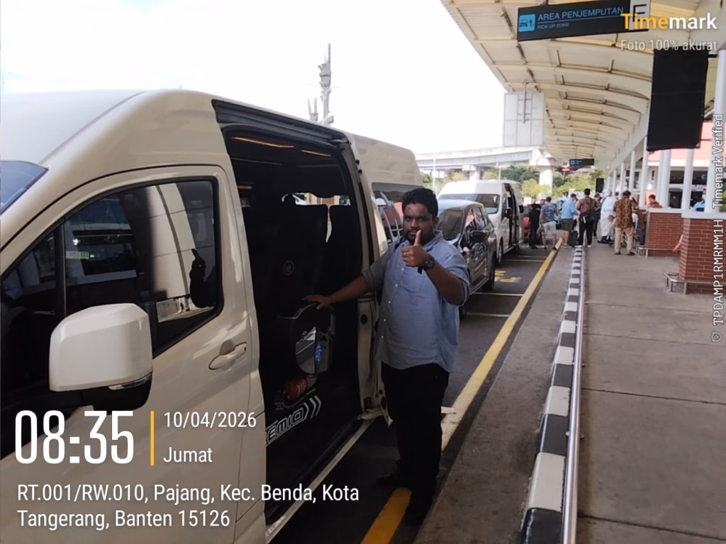 jakarta airport transfer pickup service at soekarno hatta airport with private driver and passenger van
