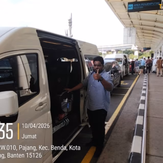 jakarta airport transfer pickup service at soekarno hatta airport with private driver and passenger van